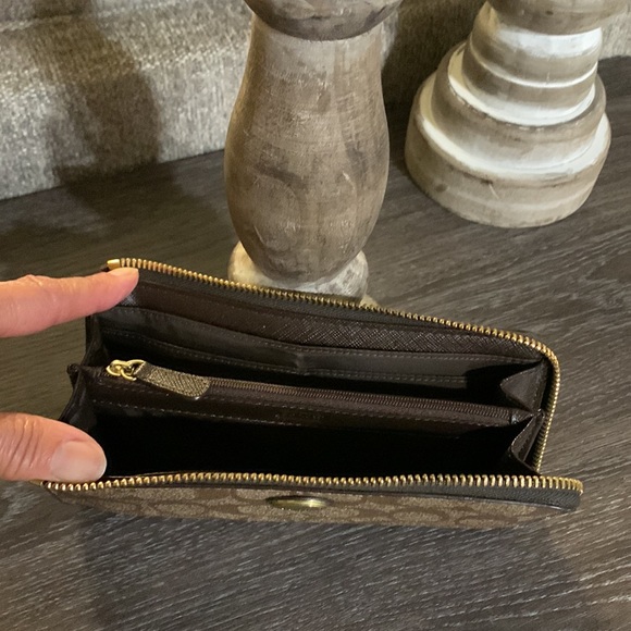 Authentic  Signature Coach Wallet NWOT - Picture 6 of 10